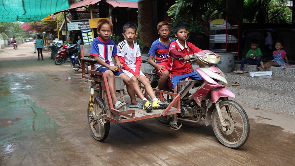 Giao thông kỳ lạ ở Lào